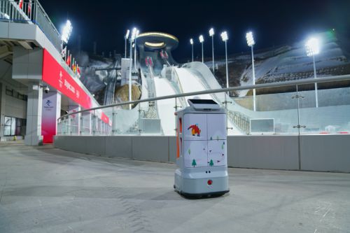 畅游在知识的海洋里,九号机器人成上海智慧图书馆 大明星