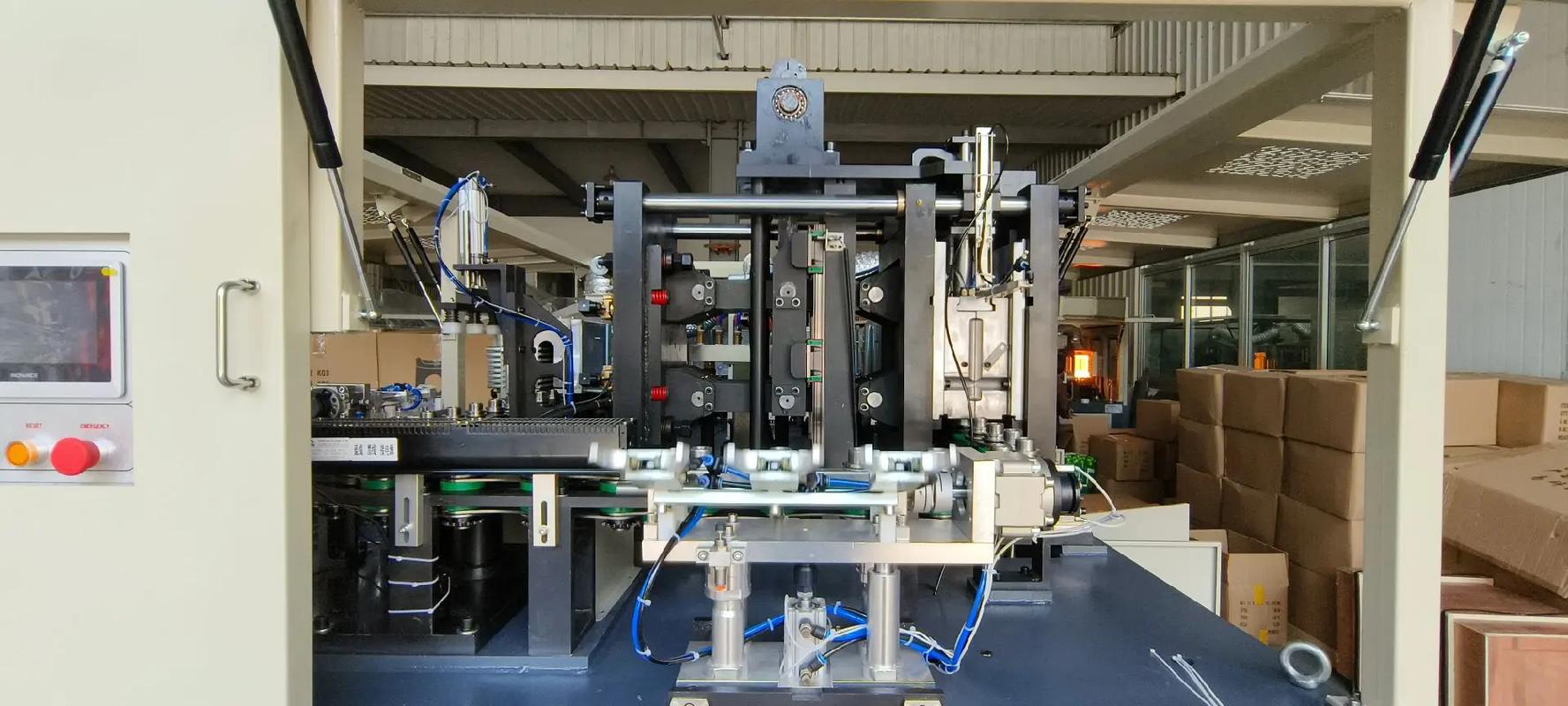 专业生产厂家 一出三2升全高配PET吹瓶机引领机械设备新潮流